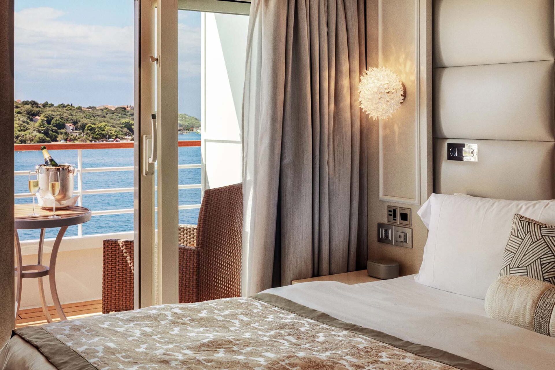 Symphony-AQUAMARINE-VERANDA-SUITE-02