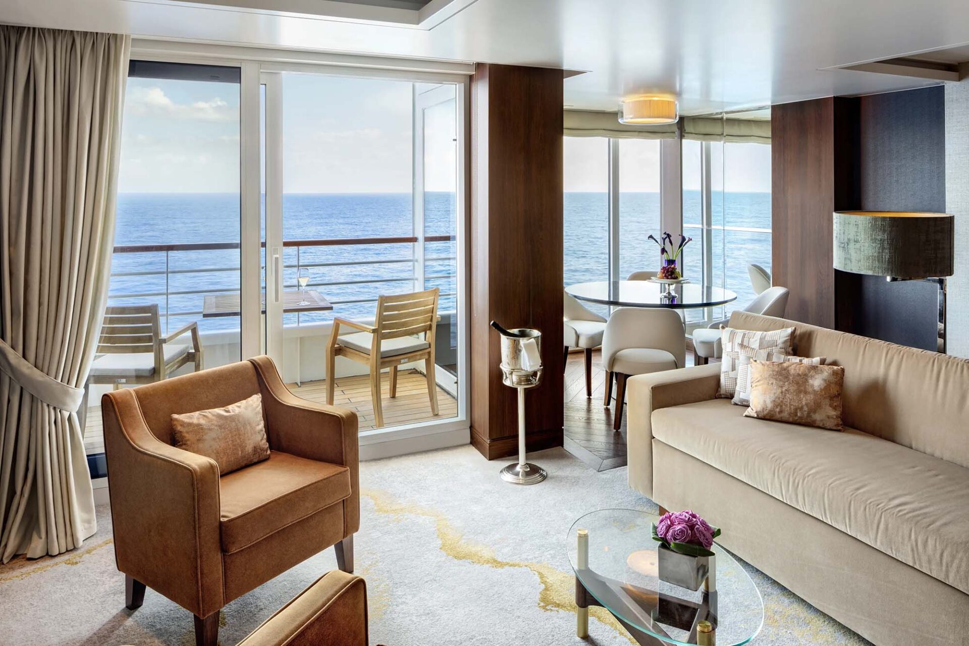 Symphony-CRYSTAL-PENTHOUSE-SUITE-02