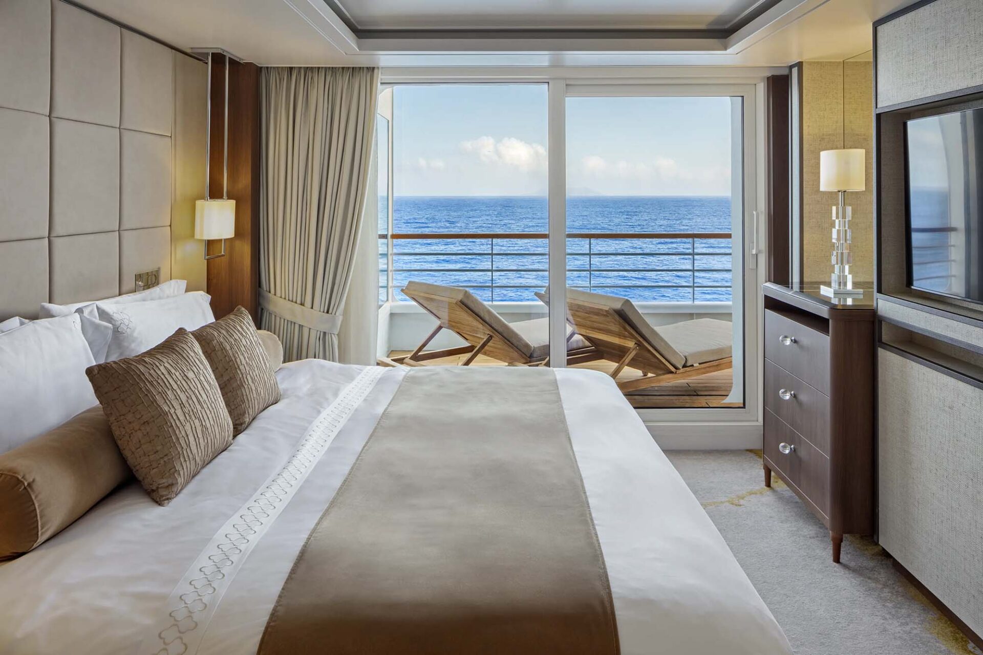 Symphony-CRYSTAL-PENTHOUSE-SUITE-03