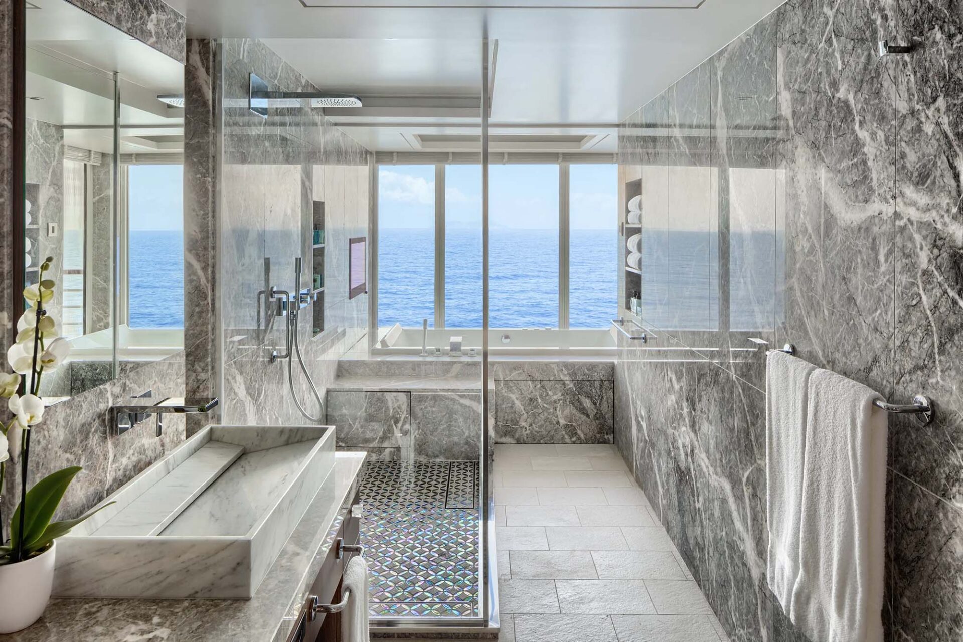 Symphony-CRYSTAL-PENTHOUSE-SUITE-04