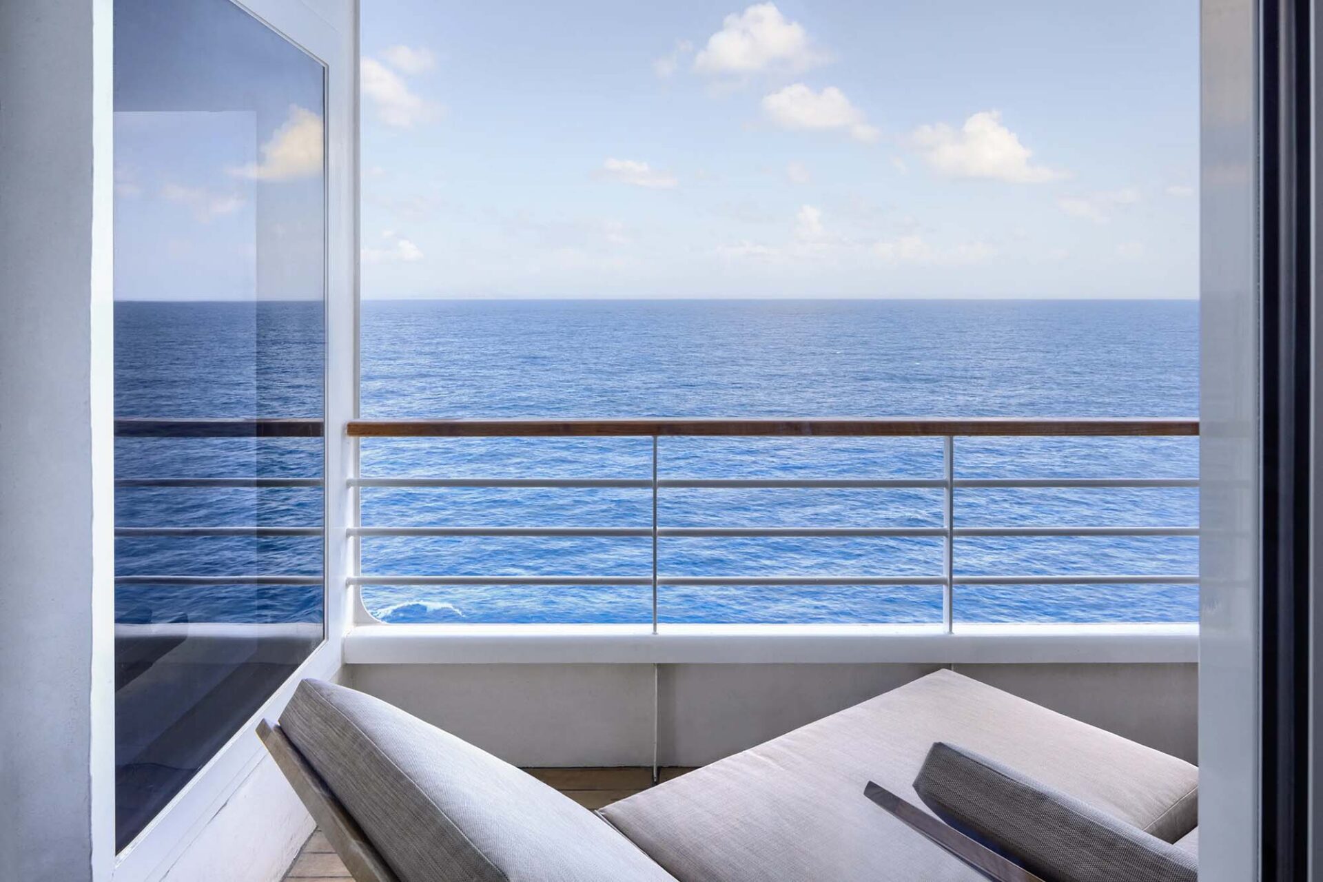 Symphony-CRYSTAL-PENTHOUSE-SUITE-07