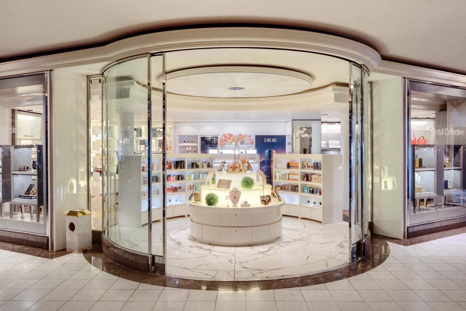Symphony-Public-Space-Apropos-Facets-onboard-shopping-01