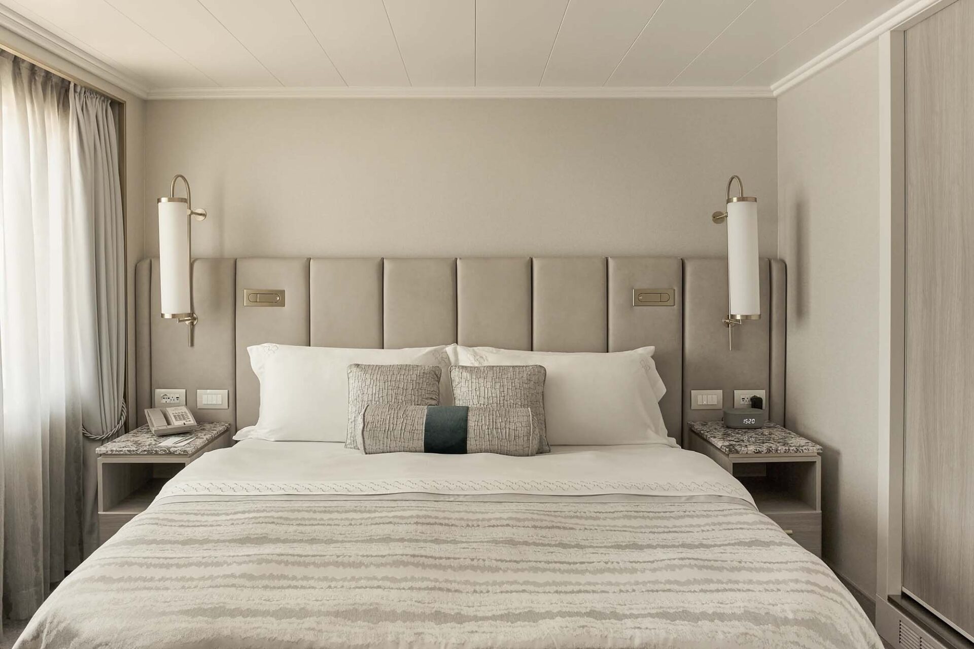 Symphony-SAPPHIRE-OCEAN-VIEW-SUITE-02