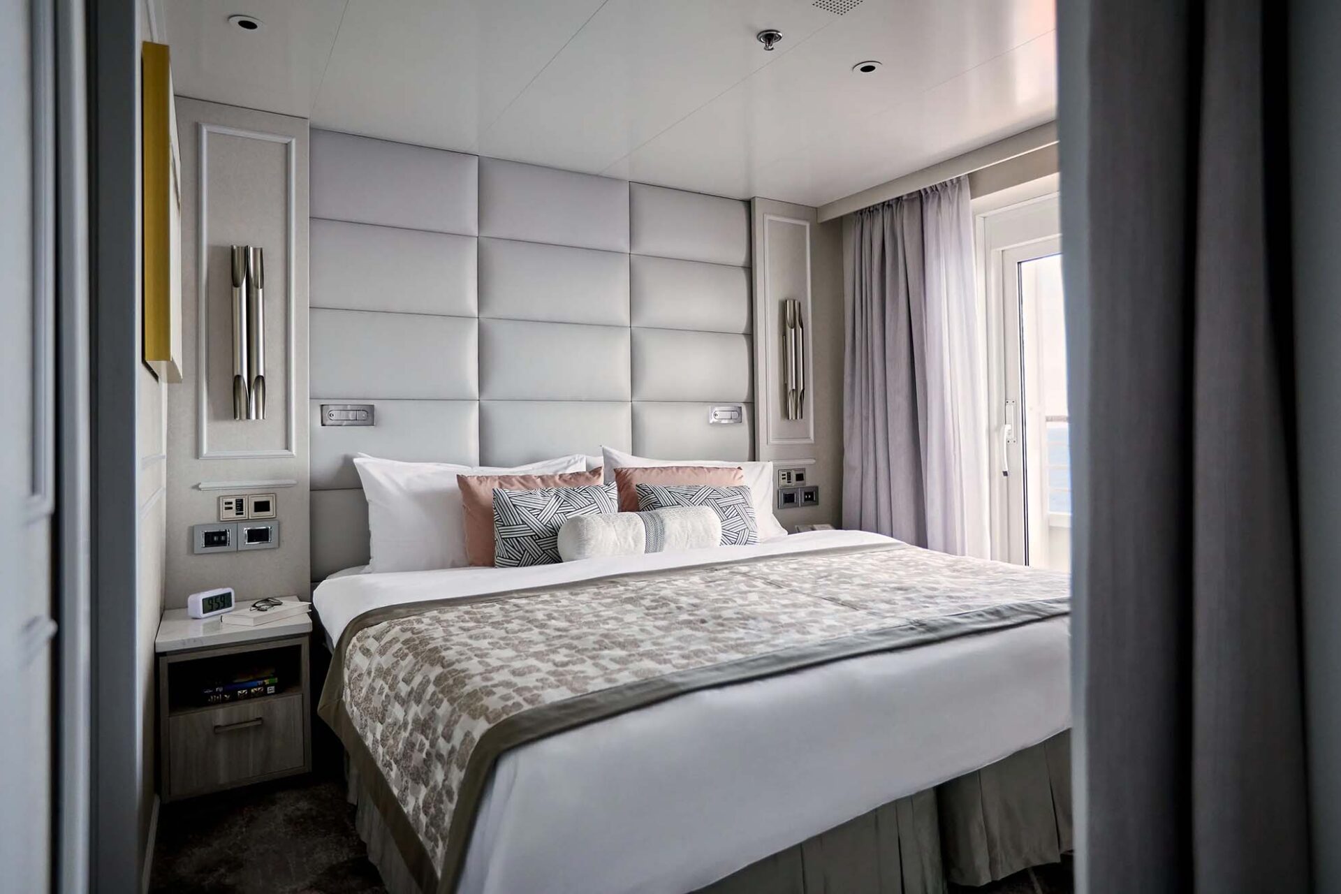 Symphony-SAPPHIRE-VERANDA-SUITE-06